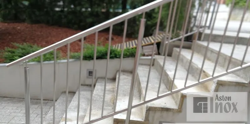 Ograda za stubište Helga s okomitim ispunama do rukohvata